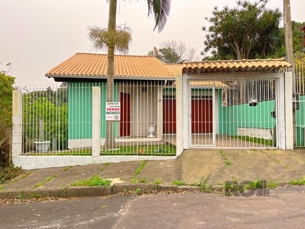 Casa com 118m², 2 dormitórios, 2 vagas no bairro Vila Nova em Porto Alegre para Comprar