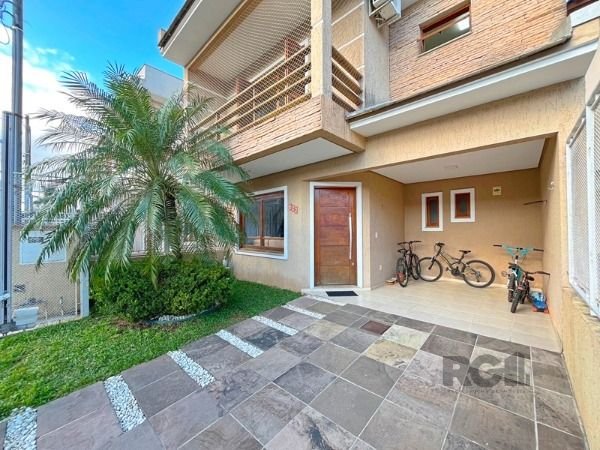 Casa com 144m², 3 dormitórios, 1 suíte, 2 vagas no bairro Hípica em Porto Alegre para Comprar