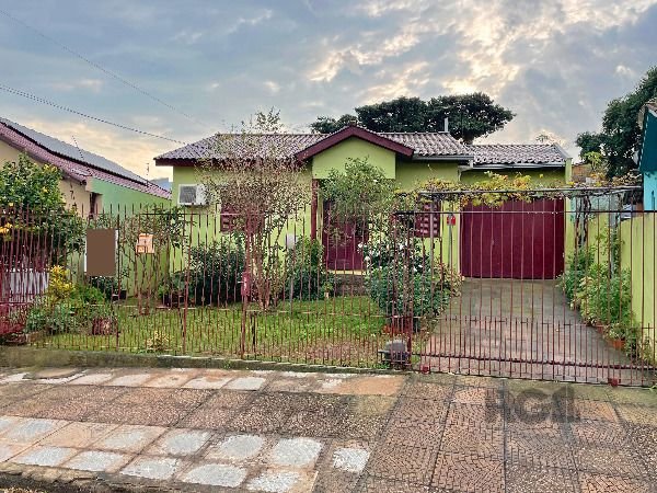 Casa com 150m², 2 dormitórios, 2 vagas no bairro Ipanema em Porto Alegre para Comprar