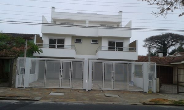 Casa à venda com 220m², 4 quartos, 4 suítes, 4 vagas no bairro Tristeza em Porto Alegre