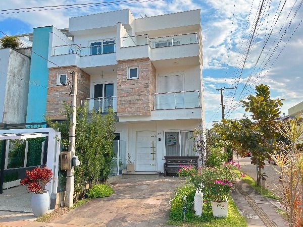 Casa com 166m², 3 dormitórios, 3 suítes, 2 vagas no bairro Hípica em Porto Alegre para Comprar