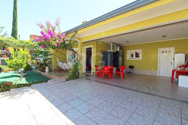 Casa à venda com 3 quartos, 168m² - Foto 1