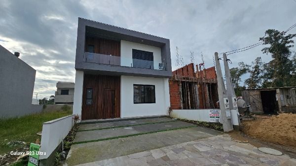 Casa com 125m², 3 dormitórios, 1 suíte, 2 vagas no bairro Lagos De Nova Ipanema em Porto Alegre para Comprar