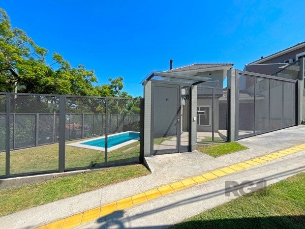 Casa com 210m², 3 dormitórios, 2 suítes, 2 vagas no bairro Jardim Isabel em Porto Alegre para Comprar