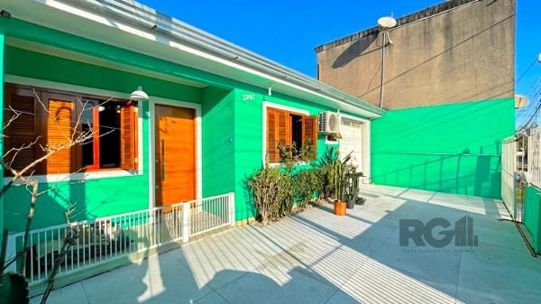 Casa com 70m², 2 dormitórios, 1 suíte, 2 vagas no bairro Restinga em Porto Alegre para Comprar