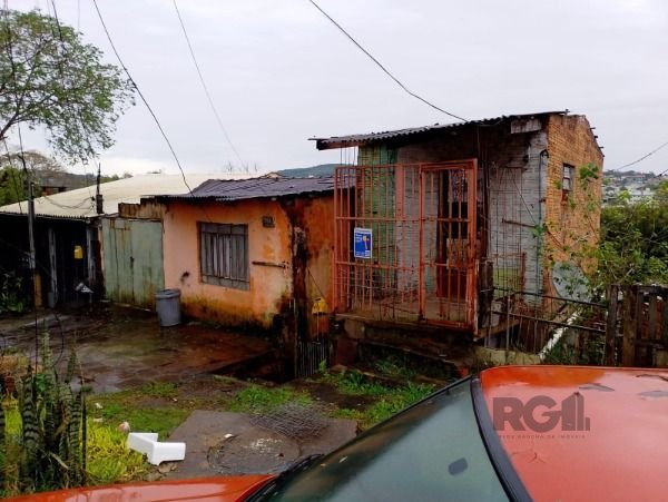 Casa à venda com 3 quartos, 122m², 4 vagas, Rua Gregório Perez no bairro Cavalhada em Porto Alegre