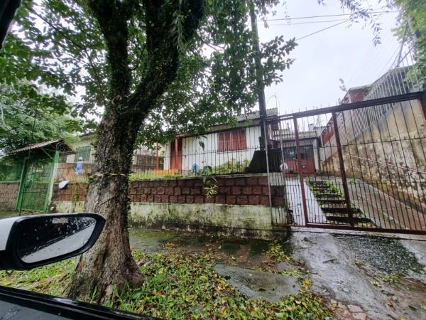 Casa à venda com 3 quartos, 305m², 1 vaga, Rua Landel de Moura no bairro Camaquã em Porto Alegre