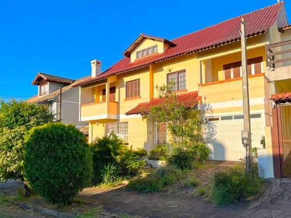 Casa com 320m², 3 dormitórios, 1 suíte, 3 vagas no bairro Altos Do Ipê em Porto Alegre para Comprar