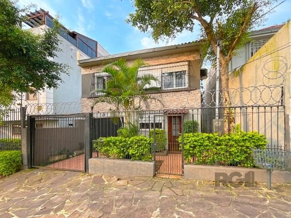 Casa com 240m², 4 dormitórios, 3 vagas no bairro Nonoai em Porto Alegre para Comprar