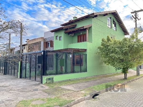 Casa com 196m², 3 dormitórios, 1 suíte, 2 vagas no bairro Hípica em Porto Alegre para Comprar