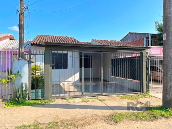 Casa com 120m², 2 dormitórios, 2 vagas no bairro Restinga em Porto Alegre para Comprar